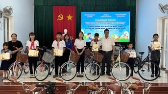 “Chắp cánh ước mơ - vững bước đến trường” cho học sinh xã Đan Điền và Quảng Điền