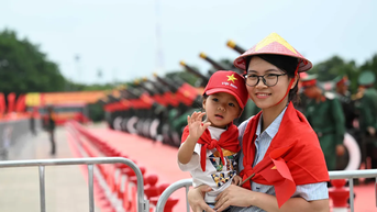 ប្រជាជនរីករាយនឹង "ការចូល" នៅជាប់នឹងការបង្ហាញកាំជ្រួចនៃពិធីបុណ្យដ៏អស្ចារ្យ។