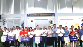 ការប្រកួតកីឡាមហាជនដ៏រំភើបសម្រាប់ប្រជាជនវួដ Hoang Mai