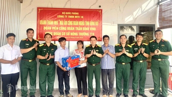 Trung đoàn 719 trao 10 căn nhà đồng đội và mái ấm công đoàn