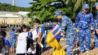 Thu gom hơn 1 tấn rác thải trong “Ngày thứ Bảy tình nguyện” ở Phú Quốc