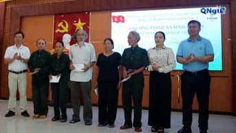 Tặng quà gia đình chính sách và học sinh nghèo