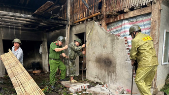 នគរបាល​ឃុំ​មួង​បូ​បាន​ជួយ​សង្គ្រោះ​ប្រជាពលរដ្ឋ​ជា​បន្ទាន់​និង​ជួសជុល​ជញ្ជាំង​ដែល​បណ្តាល​មក​ពី​ដើមឈើ​រលំ​។