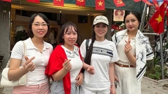 Hàng quán Hà Nội xem diễu binh chật kín, khách xếp hàng cả tiếng nhận chỗ