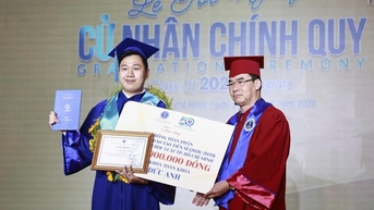 Valedictorian "ឈ្នះ" អាហារូបករណ៍ជាង 250 លានដុងជាមួយនឹងការអញ្ជើញពិសេសនៅក្នុងពិធីបញ្ចប់ការសិក្សា