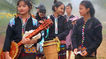 Cách tân trang phục truyền thống: “Hòa nhập, không hòa tan”