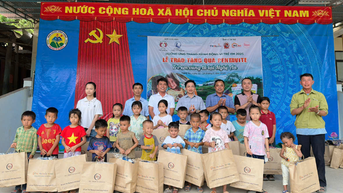 អំណោយជាង 1,200 សម្រាប់កុមារនៅតំបន់រងគ្រោះដោយទឹកជំនន់មុនឆ្នាំសិក្សាថ្មី។