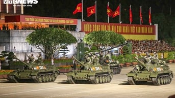 Vạn người reo hò khi tên lửa, xe tăng hùng dũng tiến qua Quảng trường Ba Đình