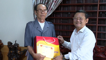 Phó Chủ tịch UBND tỉnh Nguyễn Tự Công Hoàng thăm, tặng quà thương-bệnh binh tại Ia Khươl và Chư Păh