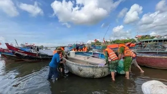 Bộ Nông nghiệp và Môi trường họp khẩn trong đêm ứng phó bão số 5
