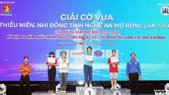 ប្រគល់រង្វាន់ដល់កីឡាករដែលចូលរួមក្នុងការប្រកួតអុករបស់យុវជន និងកុមារខេត្ត Nghe An លើកទី១