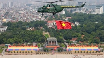Trực thăng quân sự treo cờ bay diễu binh vào trung tâm Hà Nội
