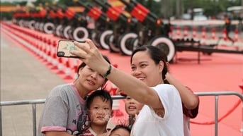 Người dân và du khách hào hứng chụp ảnh cùng dàn pháo lễ A80