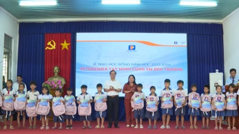 ផ្តល់អាហារូបករណ៍ 200 "Petrolimex Tay Ninh អមដំណើរអ្នកទៅសាលារៀន"