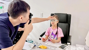 Những dấu hiệu nhận biết trẻ bị tật khúc xạ