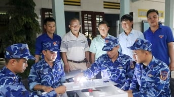 Thanh niên Vùng Cảnh sát biển 2 chung tay thắp sáng đường quê