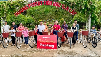 Trao những món quà ý nghĩa cho học sinh nghèo vượt khó