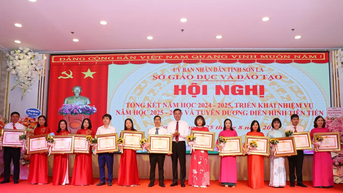 គ្រូ សឺន ឡា ពីររូបត្រូវបានប្រធាន ផ្តល់ងារជាគ្រូឆ្នើម។