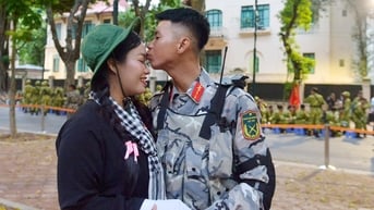 Nụ hôn vội trước quảng trường Ba Đình của đôi chiến sĩ diễu binh A80