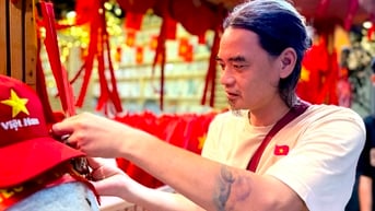 Người đàn ông làm điều bất ngờ giữa lòng phố cổ trong ngày tổng hợp luyện A80