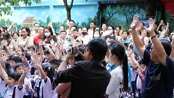 Tựu trường mở: Học sinh và phụ huynh cùng học