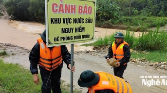 Lực lượng Biên phòng, Công an Nghệ An vượt mưa lũ, sơ tán dân, cắm biển cảnh báo sạt lở