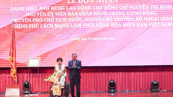 អគ្គលេខាបក្ស To Lam បានប្រគល់ងារជាវីរៈបុរសការងារដល់លោកស្រី Nguyen Thi Binh។