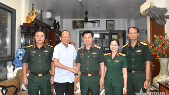 លោកឧត្តមសេនីយ៍ឯក Do Xuan Tung បានអញ្ជើញទៅសាកសួរសុខទុក្ខ និងជូនអំណោយដល់លោកឧត្តមសេនីយ៍ឯក Nguyen Tuan Dung