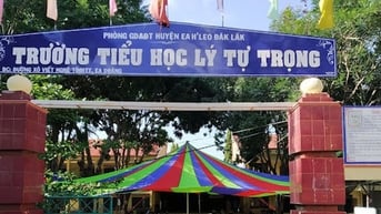 Phụ huynh phản ứng việc học sinh mặc 3 kiểu đồng phục mỗi tuần, trường phải dừng