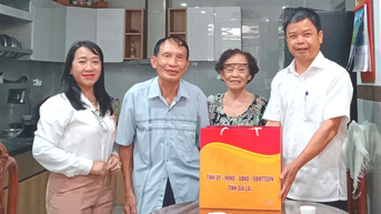 Phó Chủ tịch UBND tỉnh Nguyễn Hữu Quế thăm, tặng quà các gia đình chính sách tại phường Quy Nhơn Nam