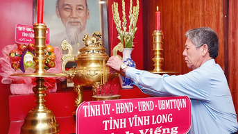Lãnh đạo tỉnh Vĩnh Long dâng hoa, dâng hương tưởng nhớ Bác Hồ và các anh hùng liệt sĩ