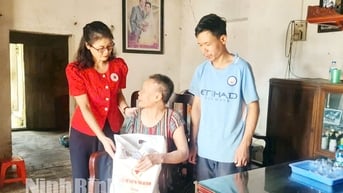 Trao hỗ trợ cho gia đình có hoàn cảnh khó khăn ở Bình Giang