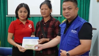 Trao kinh phí hỗ trợ sửa chữa, xây mới nhà cho các hộ bị ảnh hưởng mưa bão