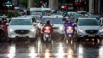 Bão số 5 suy yếu, mưa gió khắp Bắc và Trung Bộ