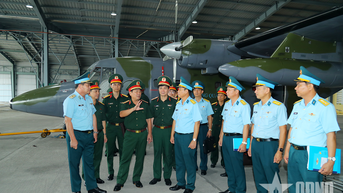 Thượng tướng Lê Huy Vịnh kiểm tra công tác kỹ thuật cho nhiệm vụ A80 tại các đơn vị không quân