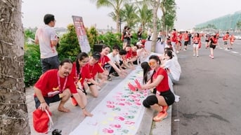 Bức tranh "Hoa tay" lan tỏa hành động vì tương lai xanh, giảm rác thải nhựa