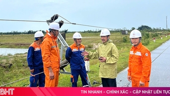 Bão tan, ngành điện Hà Tĩnh khẩn trương khắc phục nhanh sự cố