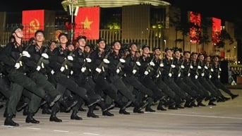 Đoàn diễu binh cảnh sát cơ động đồng ca "Tái sinh" đầy khí thế gây sốt