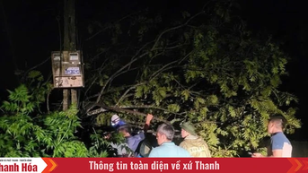 Đoàn viên thanh niên hỗ trợ người di dời đến nơi an toàn trong đêm