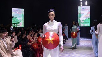Hoa hậu Miss Cosmo các nước trình diễn áo dài mừng Quốc khánh 2-9