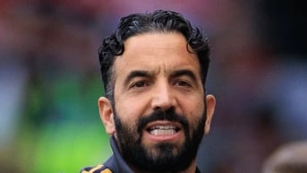 Fan MU kêu gọi sa thải HLV Ruben Amorim