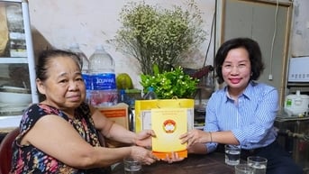 Đồng chí Bùi Huyền Mai tặng quà các cá nhân tiêu biểu ở phường Ba Đình
