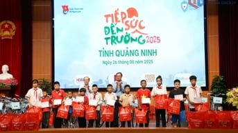 Trao quà, học bổng và nhận đỡ đầu cho trẻ khuyết tật, học sinh có hoàn cảnh khó khăn