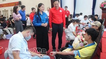 ទិវាបរិច្ចាគឈាមស្ម័គ្រចិត្ត នៅសាកលវិទ្យាល័យ Hung Yen នៃការអប់រំបច្ចេកទេស