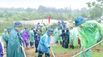 Gần 200 người ở xã Bất Bạt dầm mưa xử lý sự cố đê hữu Đà
