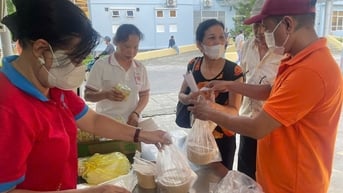 Nồi cháo nghĩa tình của những đầu bếp đất Cảng