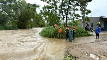 Một người dân bị lũ cuốn trôi khi đi qua cầu tràn xã Sơn Thuỷ