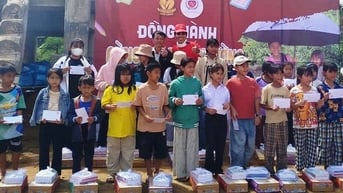 "Đồng hành cùng em đến trường" trao tặng 1.000 phần quà cho học sinh Quảng Ngãi