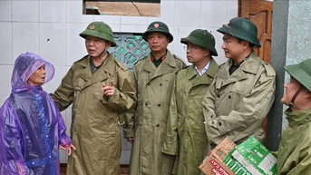 Phó Thủ tướng Trần Hồng Hà thăm hỏi, động viên người dân Hà Tĩnh bị ảnh hưởng bão số 5