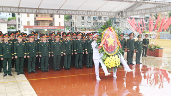 Đoàn đại biểu Đảng ủy-Bộ CHQS tỉnh Quảng Ninh dâng hương tại Đài tưởng niệm các Anh hùng liệt sĩ và Tượng đài đồng chí Vũ Văn Hiếu